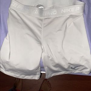 NIKE PRO SHORTS WHITE